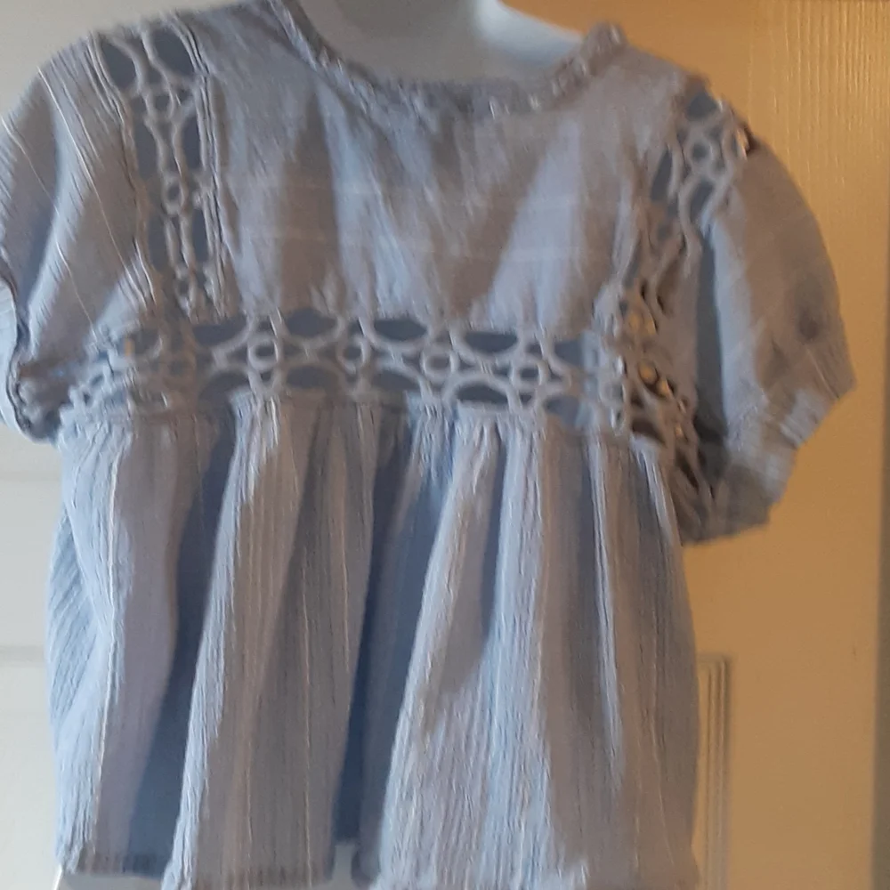 FREE PEOPLE BLUE AND WHITE CROPPED TOP, SIZE XS